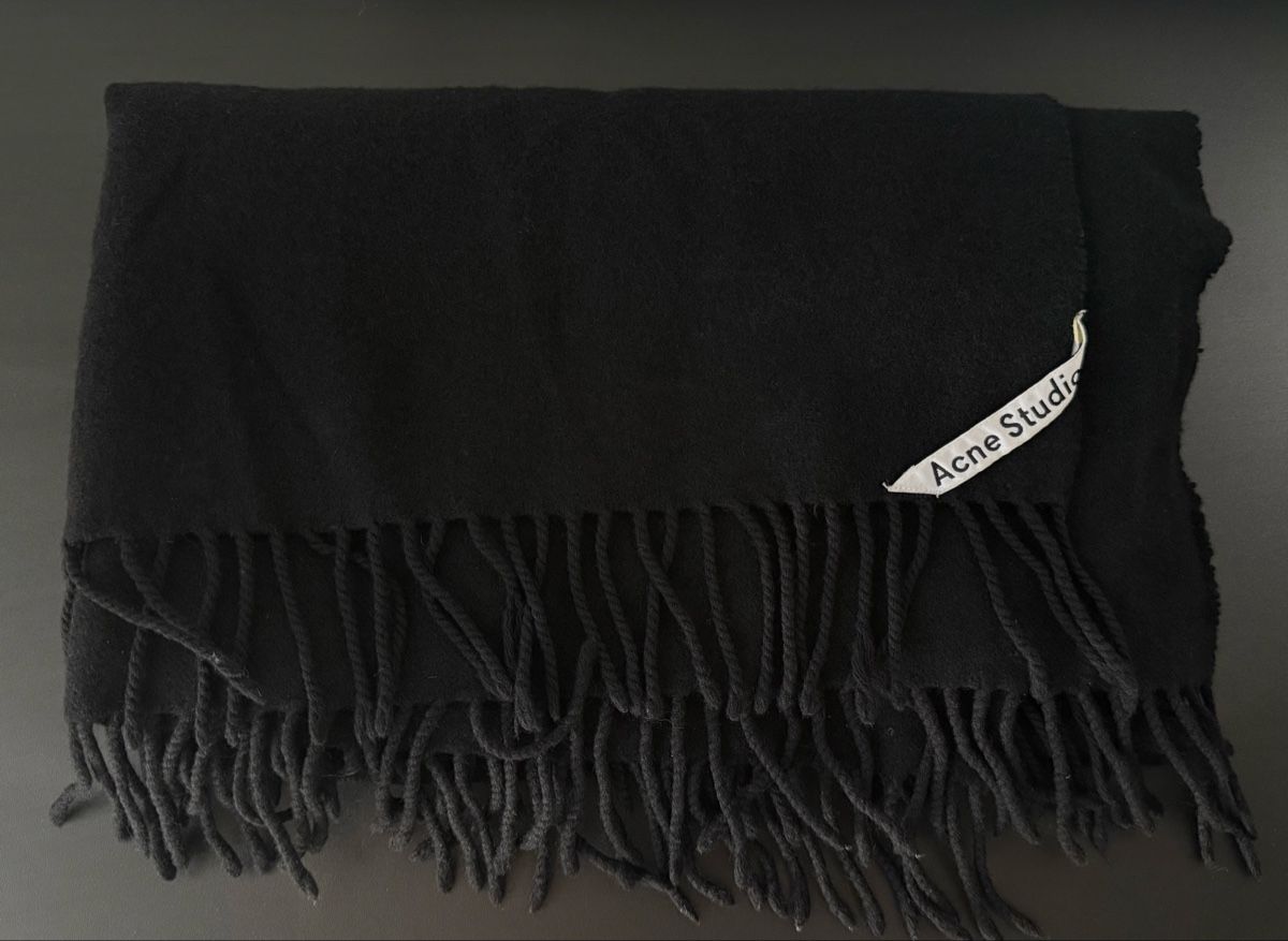 Acne Studios Foulards & écharpes: Acne Studios Oversized Wool Scarf / Shawl - Schwarz – D'occasion à Zürich par ang_thj9