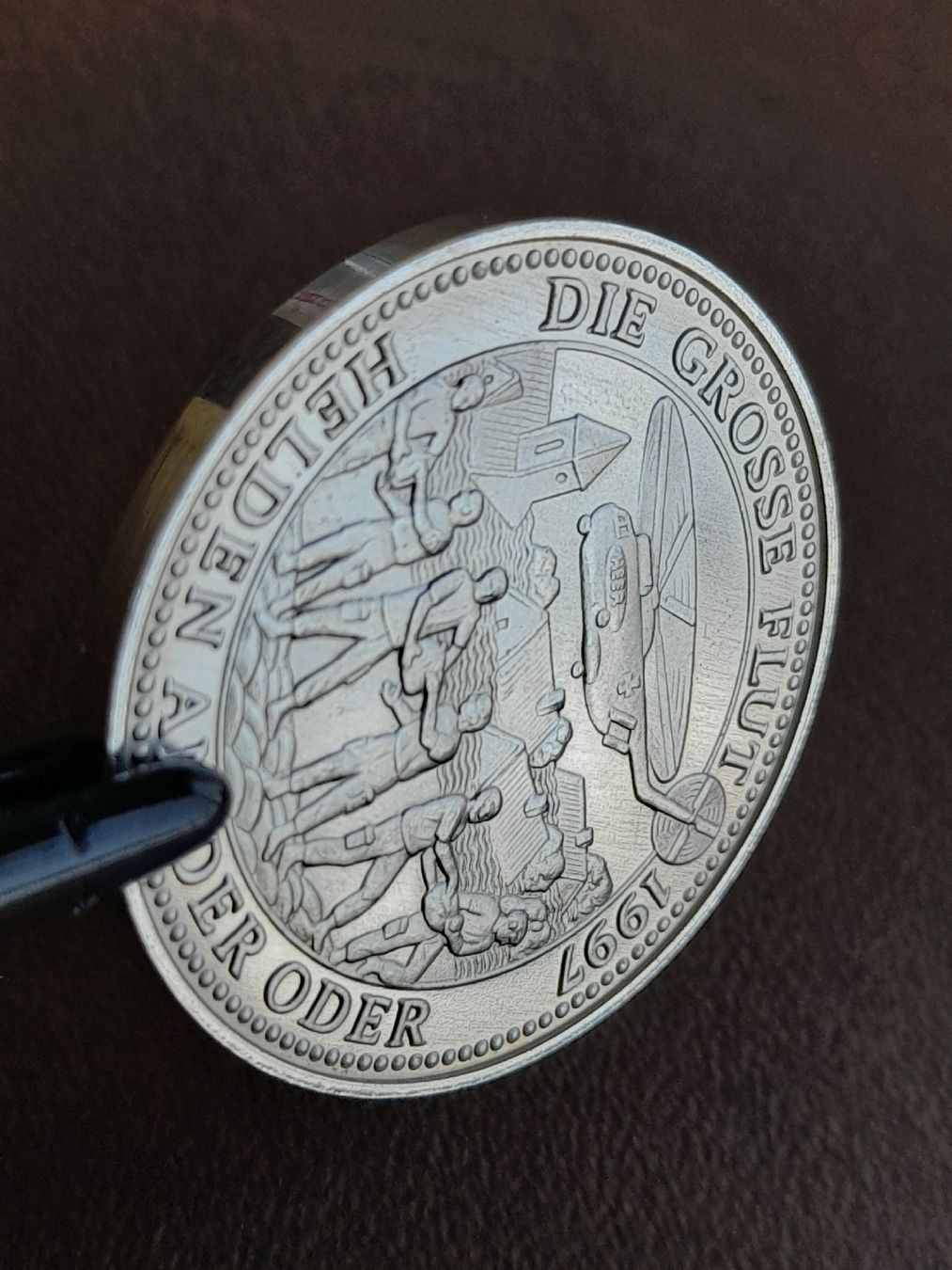 Tutti le monete: 2½ Euro Die große Flut 1997 "Helden an der Oder" – Usato da Basel venduto da Basel_20 3