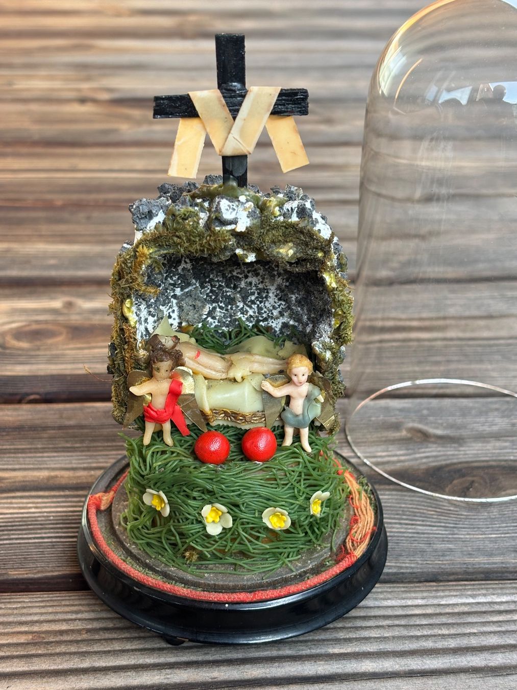 Statuette: antike Klosterarbeit mit Glassturz – Usato da Lüchingen venduto da Eeizo 1