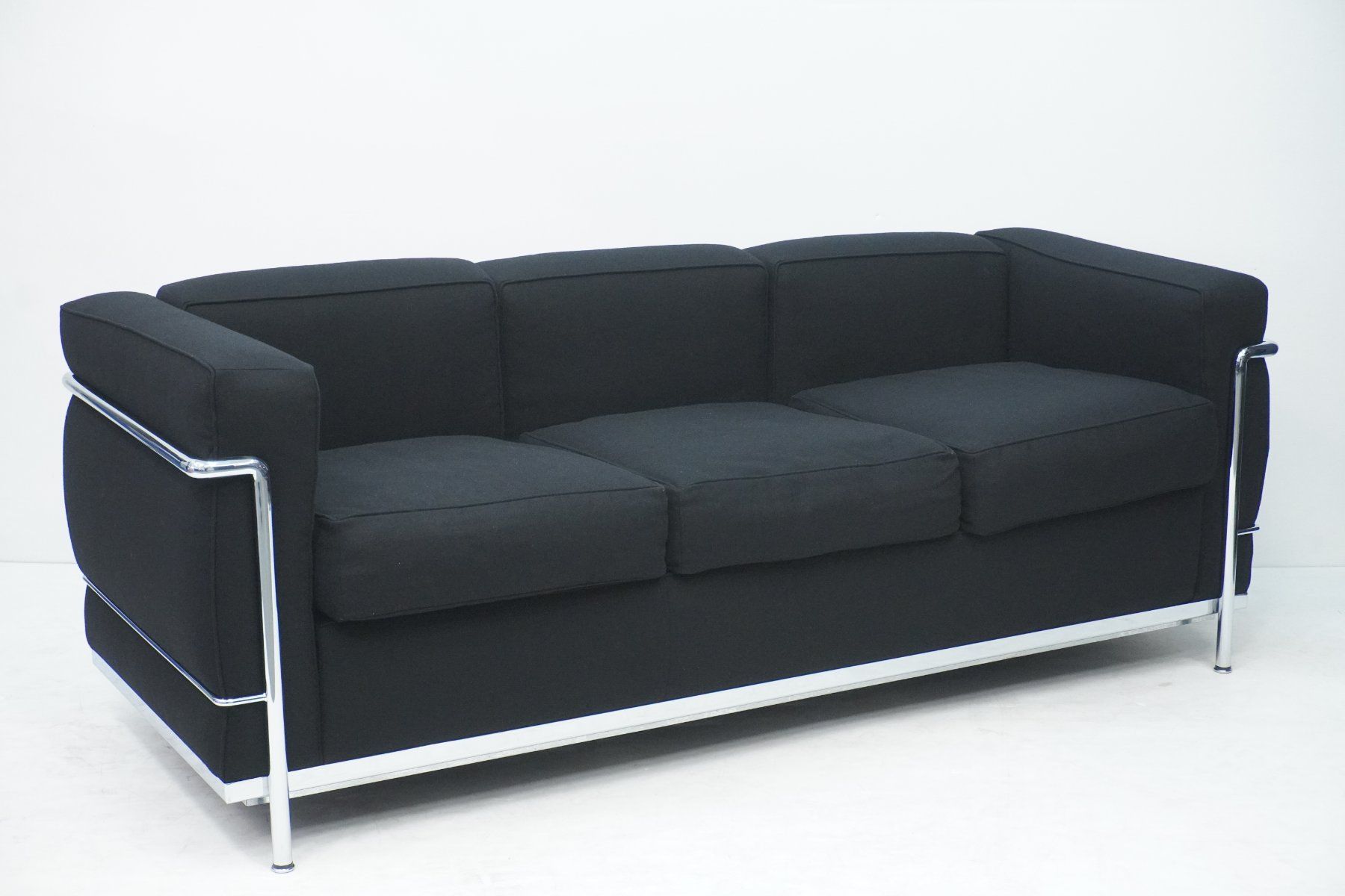 Cassina Divani: Cassina LC2 3er Sofa Le Corbusier Stoff schwarz – Usato da Bad Zurzach venduto da QLASSIQ 1