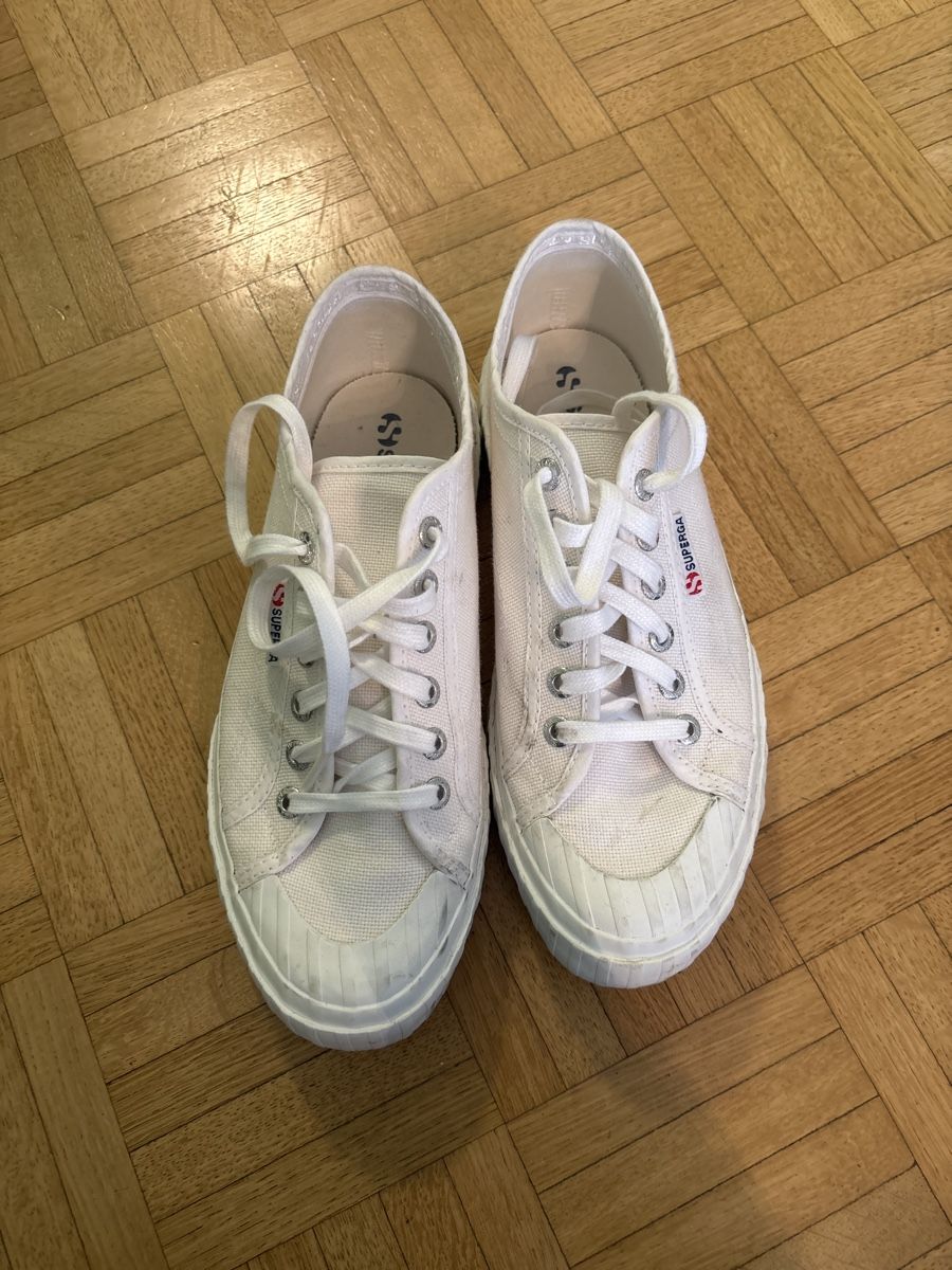 Superga Chaussures femmes: Superga White Canvas Sneakers - Timeless Style, Size 40 – D'occasion à Zürich par yoshi27 1