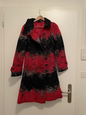 Desigual Mantel Gr. 36 – Rot/Schwarz – ausgefallenes Design