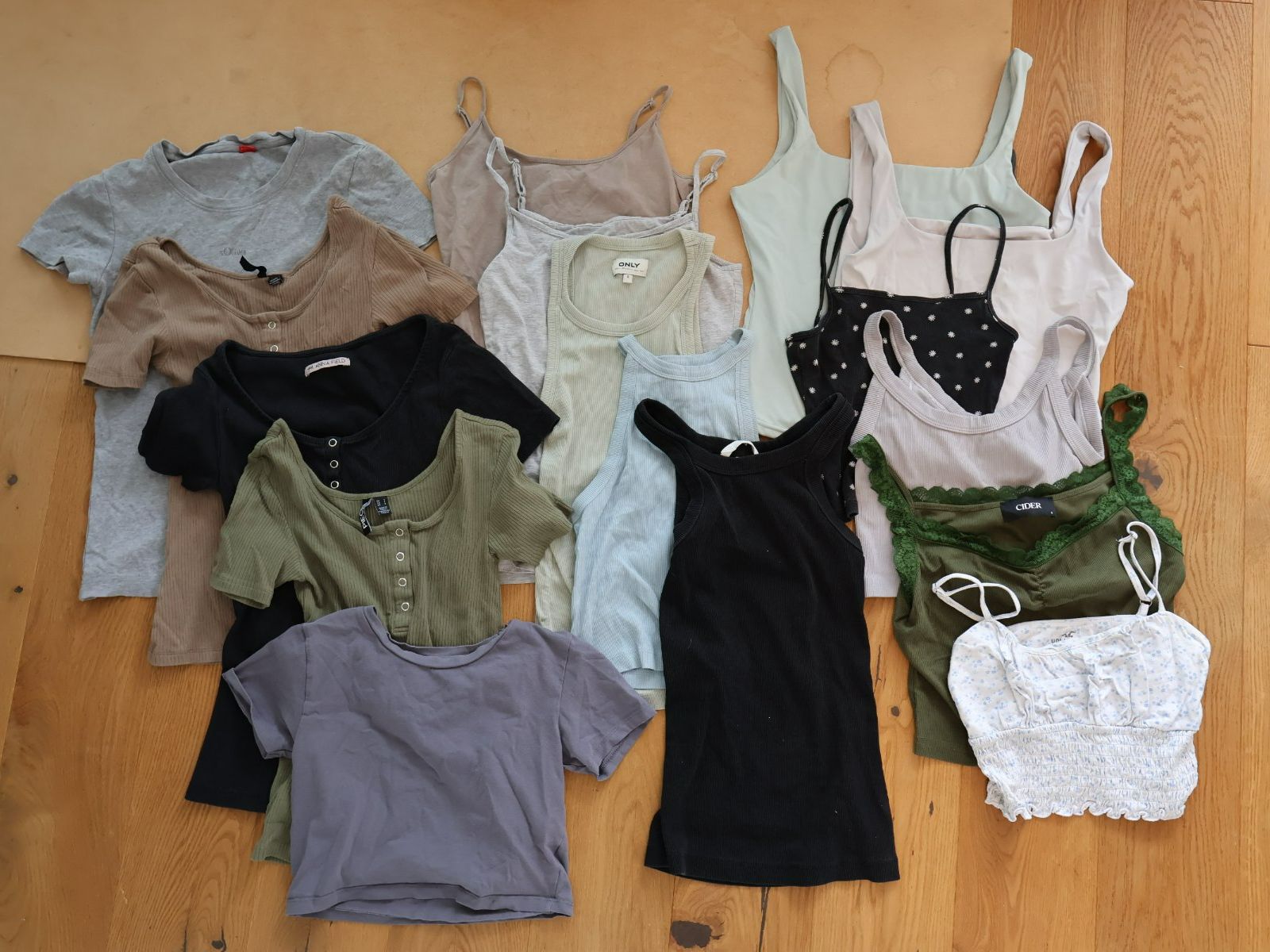 Kleiderpakete: 21 Tops / T-Shirts Grösse S – Gebraucht aus Sins von ann_pr2w