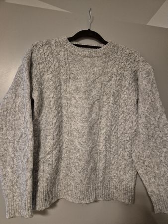 Grauer Strickpullover, kuschelig warm für den Winter.