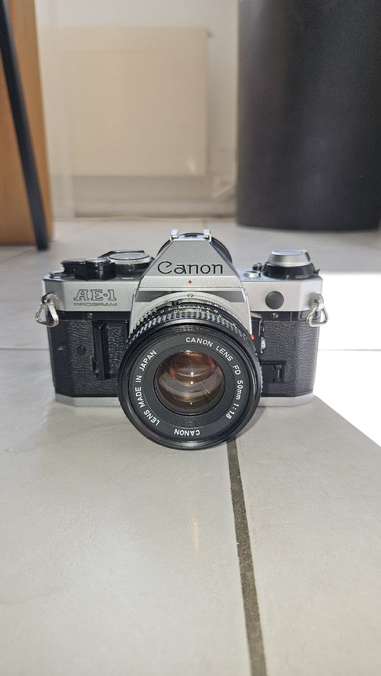 Canon Fotocamera: Canon AE-1 Program mit f/1.8 50 mm Objektiv – Usato da Arbon venduto da Digitalflash