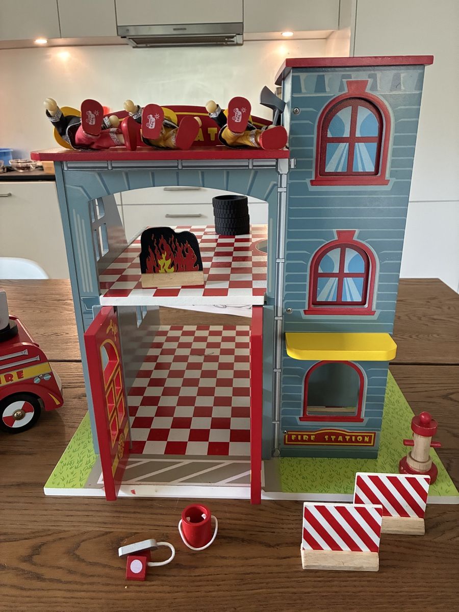 Spielhäuser: Feuerwehrstation mit Feuerwehrauto  – Gebraucht aus Saland von Francyherrera 3
