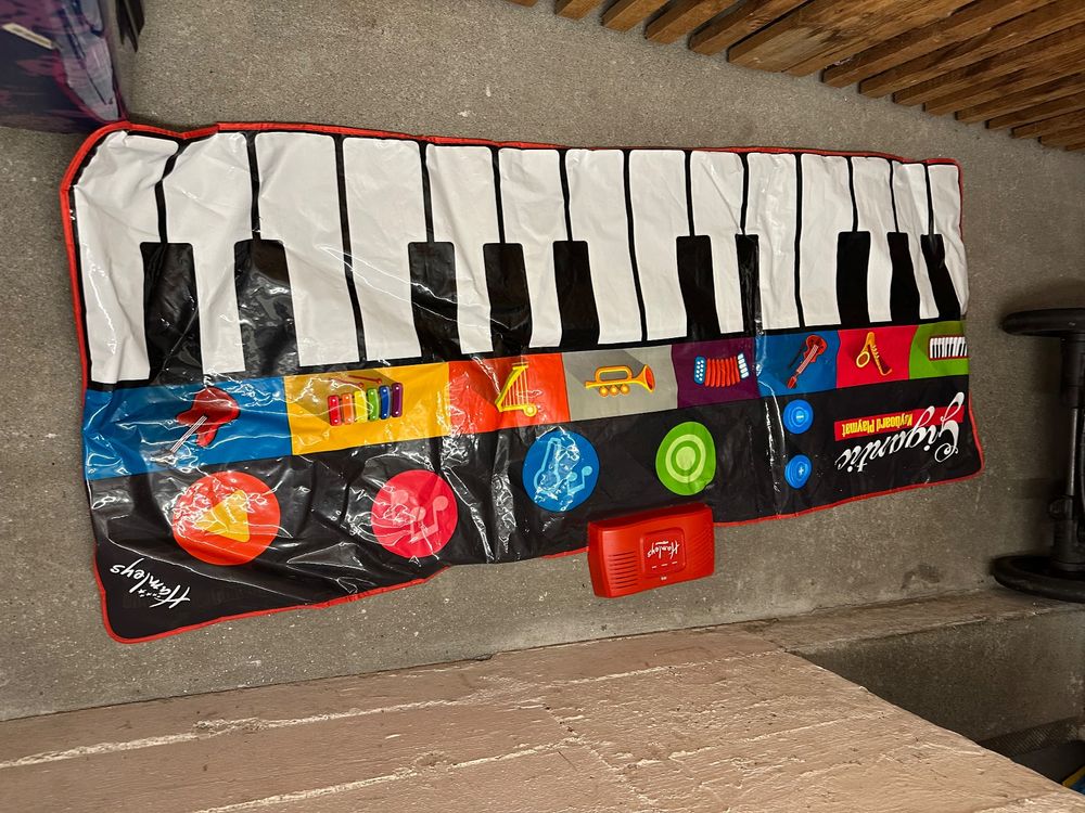 Hamley’s Gigantic Keyboard (Gebraucht) in Zürich für CHF 10 – nur ...
