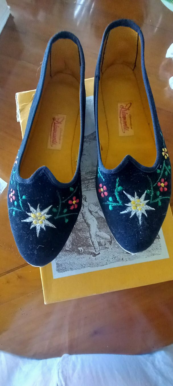 Damenschuhe: Ballerines NOIRES, feutrées avec  broderies taille 38 – Neu (gemäss Beschreibung) aus La Chaux-de-Fonds von Boutique333 1