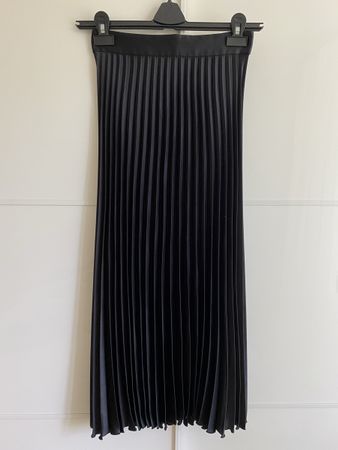 Arket Plisseerock, schwarz, top mit Stiefel Herbst, Gr. 34