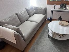 Sofa mit Tisch und Teppich
