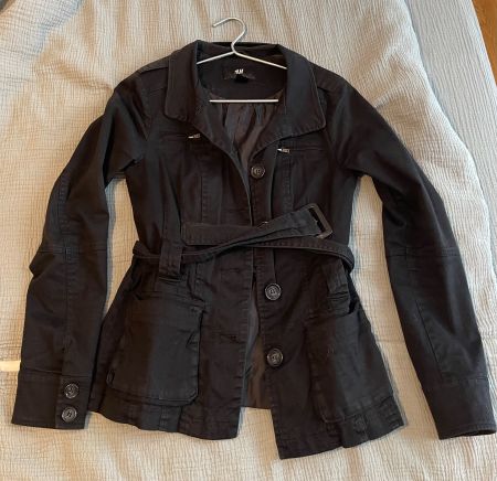 Jacke H&M schwarz mit Gürtel und Taschen gebraucht