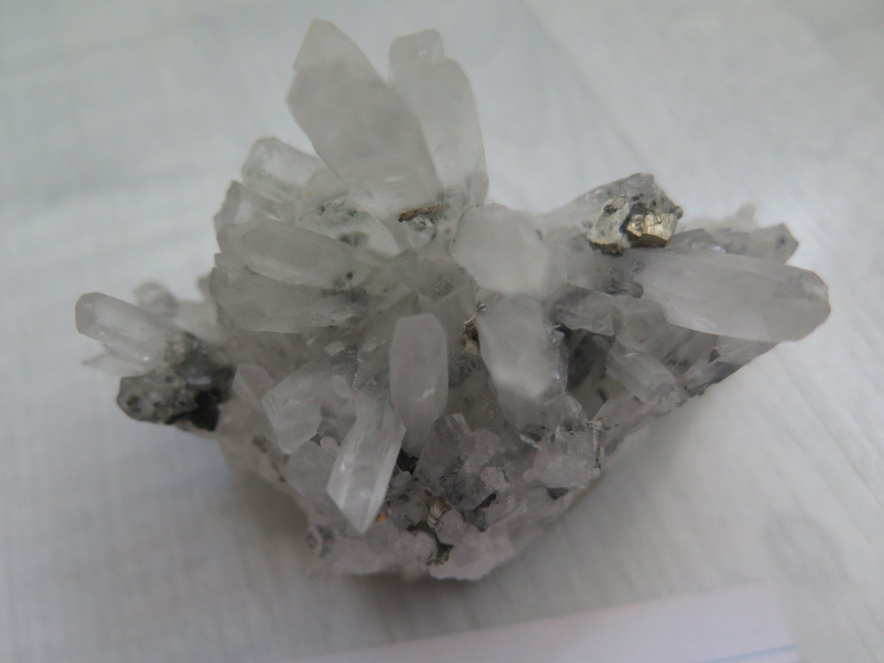 Minerali & Pietre curative: Bergkristall mit Sulfiden und Pyrit – Usato da Schaffhausen venduto da Yamakana51L8736OQ8