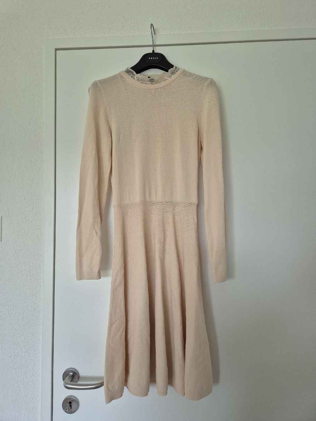 Vestiti: Feinstrickkleid mit Spitzenkragen – Usato da Schlieren venduto da nat_76vd