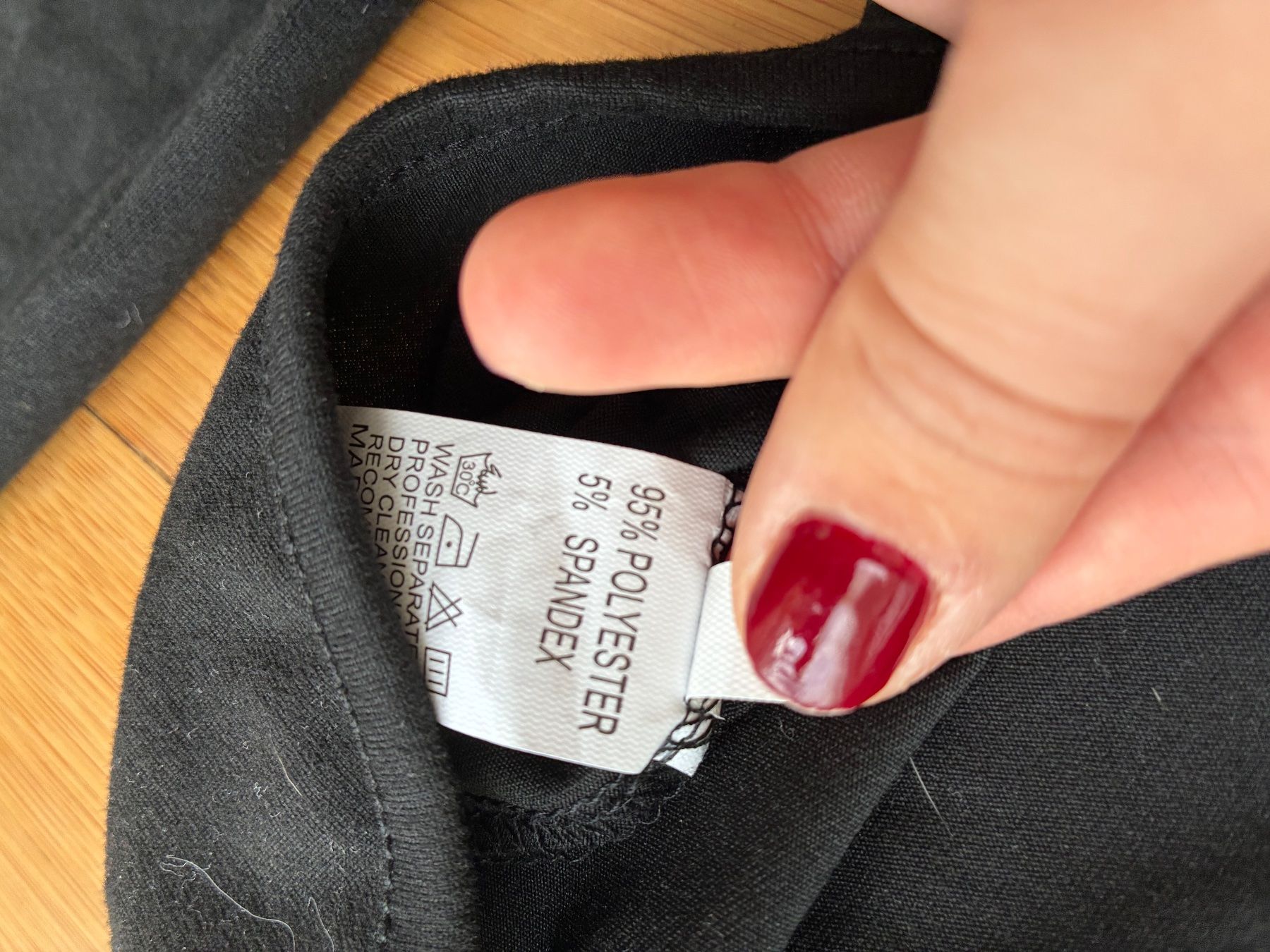 Top: Schickes Oberteil mit Ausschnitt, Schwarz, XS – Usato da Meilen venduto da ari_yj75 2