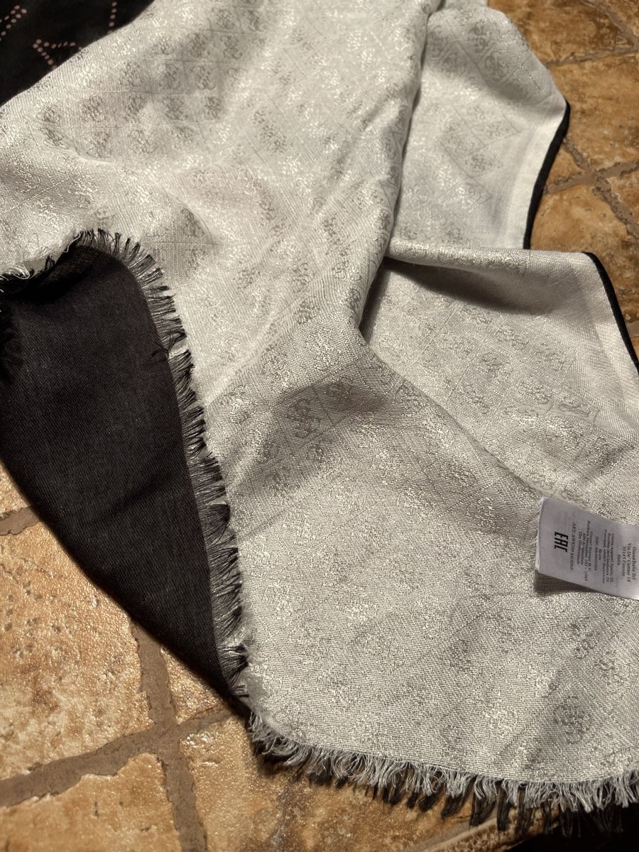 Guess Foulard & Sciarpe: Guess Scialle grande-doppio con logo – Nuovo (secondo la descrizione) da Gordevio venduto da LanaZimm 6