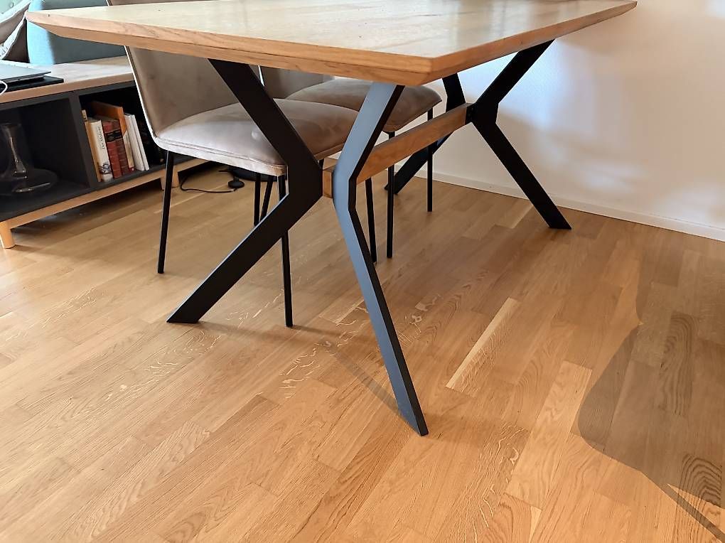 Set di tavolo e panche: Esstisch Gruppe mit 4 Stühle  – Usato da Zürich venduto da Sandraastoll 1