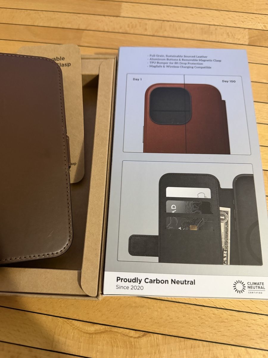 Cover & Protezioni schermo: IPhone 16 pro Nomad Modern Leather Case  Brown – Usato da Flumserberg tannenboden alp venduto da pedroredshoes 3