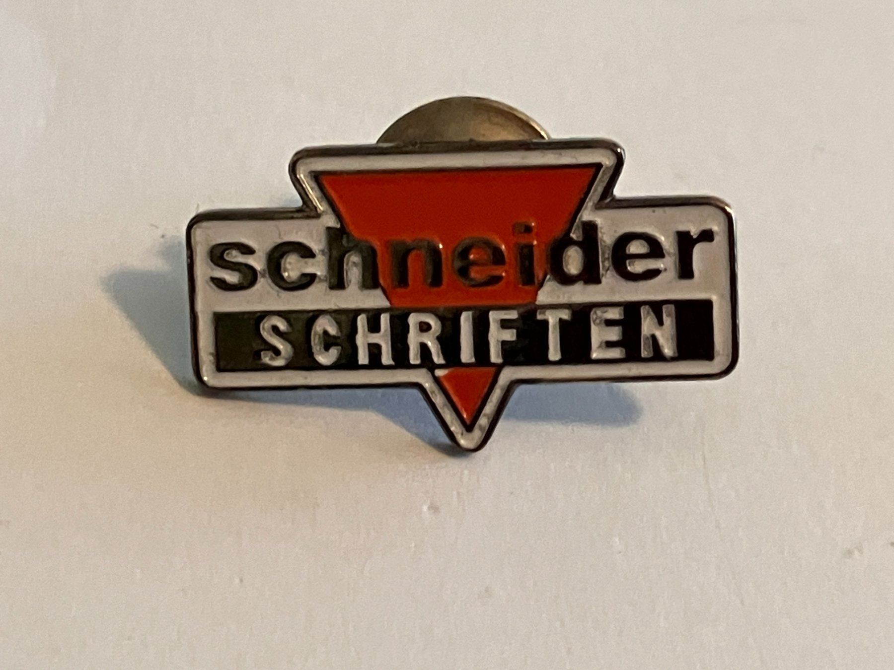 Placchette & Badge: 1 Pin Schneider Schriften – Usato da Basel venduto da djwwpp
