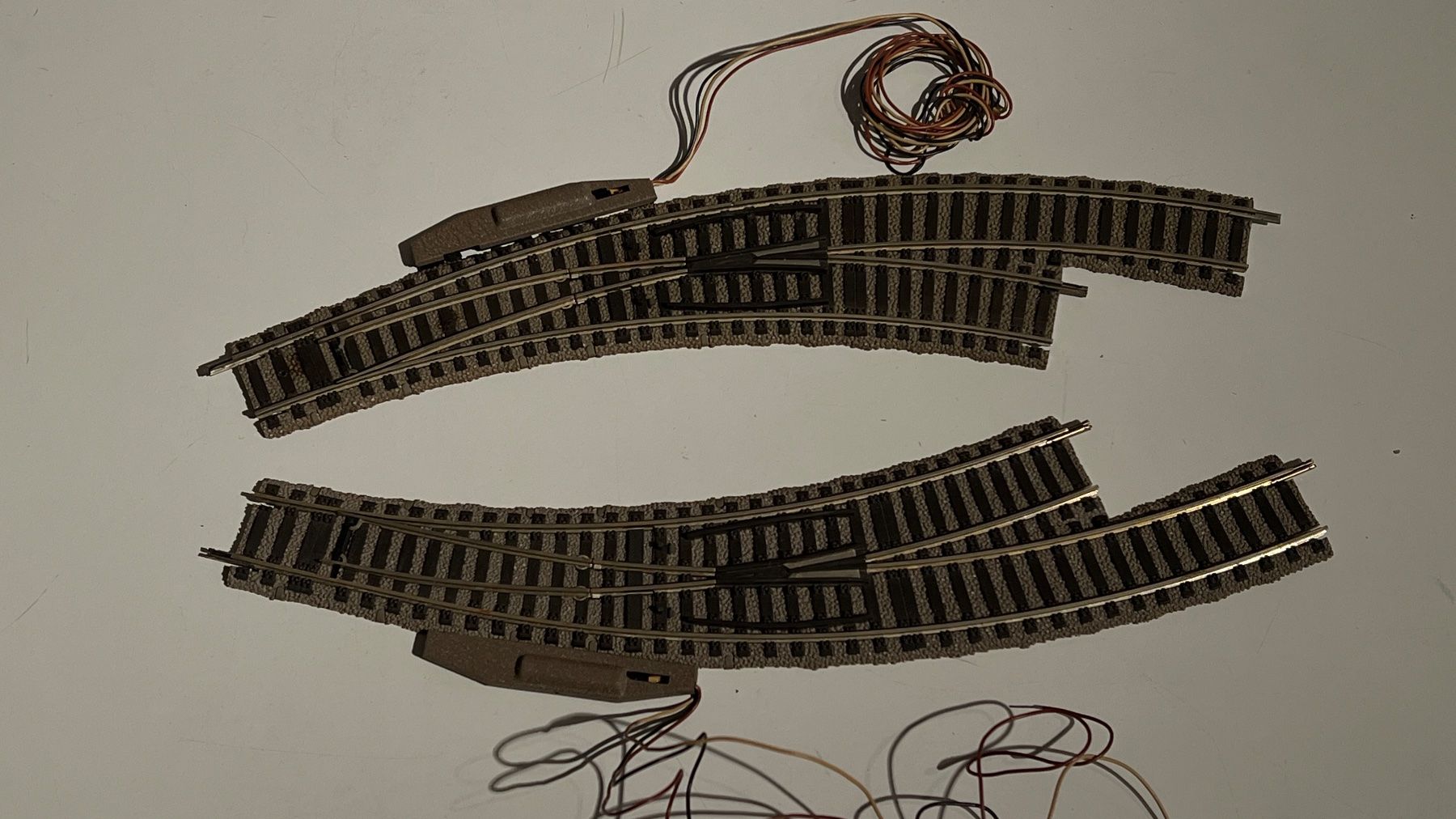 Fleischmann Modellini di ferrovie: Fleischmann H0 Profigleis Bogenweichenpaar 6142 mit Antrieb – Usato da Niederurnen venduto da bueKingvest 1