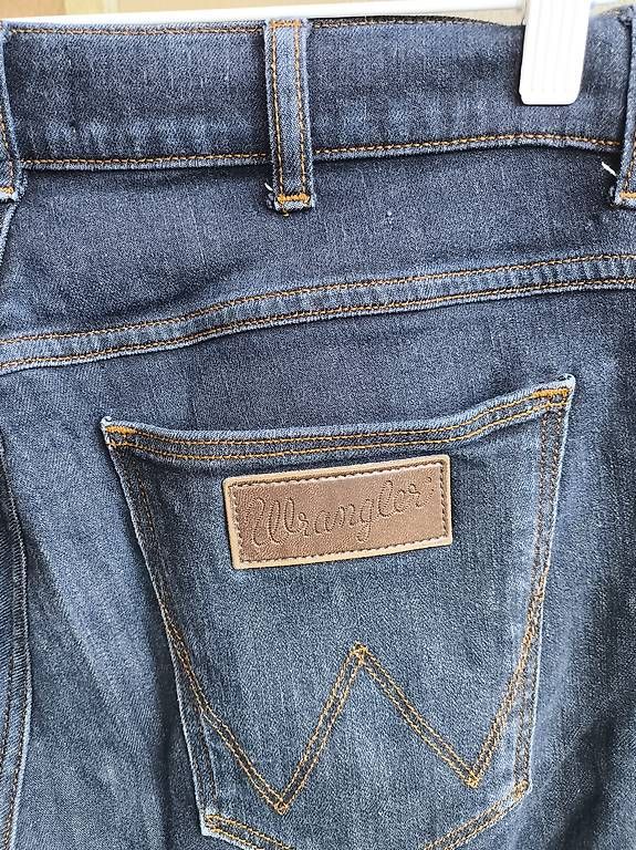 Jeans: Wrangler Jeans Uni Blau bleu 31/34 slim  – Usato da Wädenswil venduto da Preppy 1