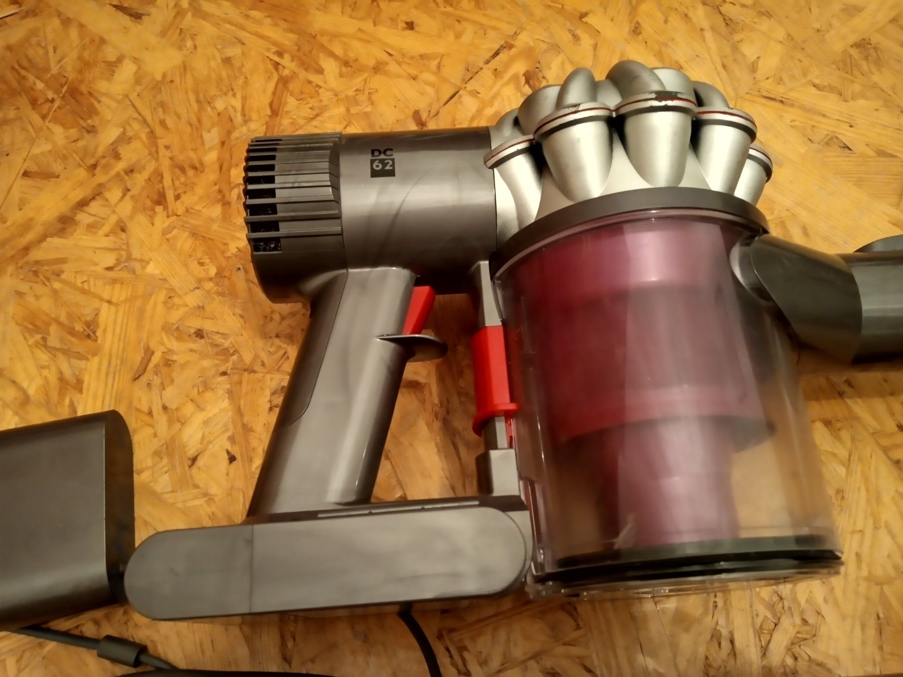 Dyson Aspirapolveri & Accessori: Handstaubsauger Dyson DC62 – Usato da Prez-vers-Siviriez venduto da Monija70 2