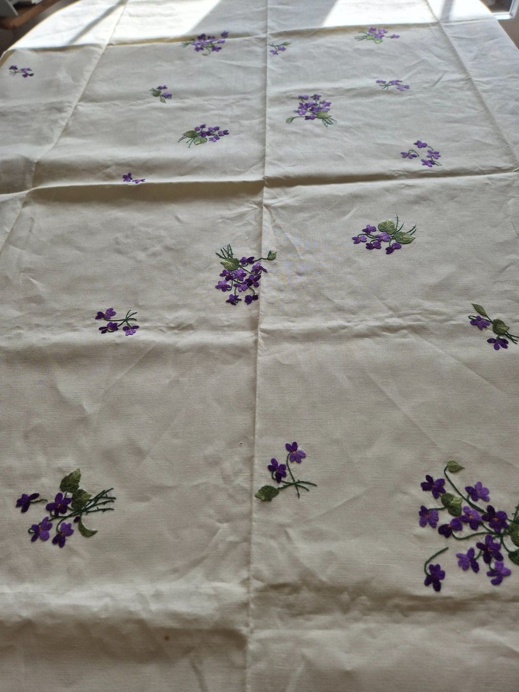 Altra biancheria da tavola: Handgestickte Tischdecke mit Veilchenmuster, Vintage Stil – Usato da Bern venduto da aronari 2