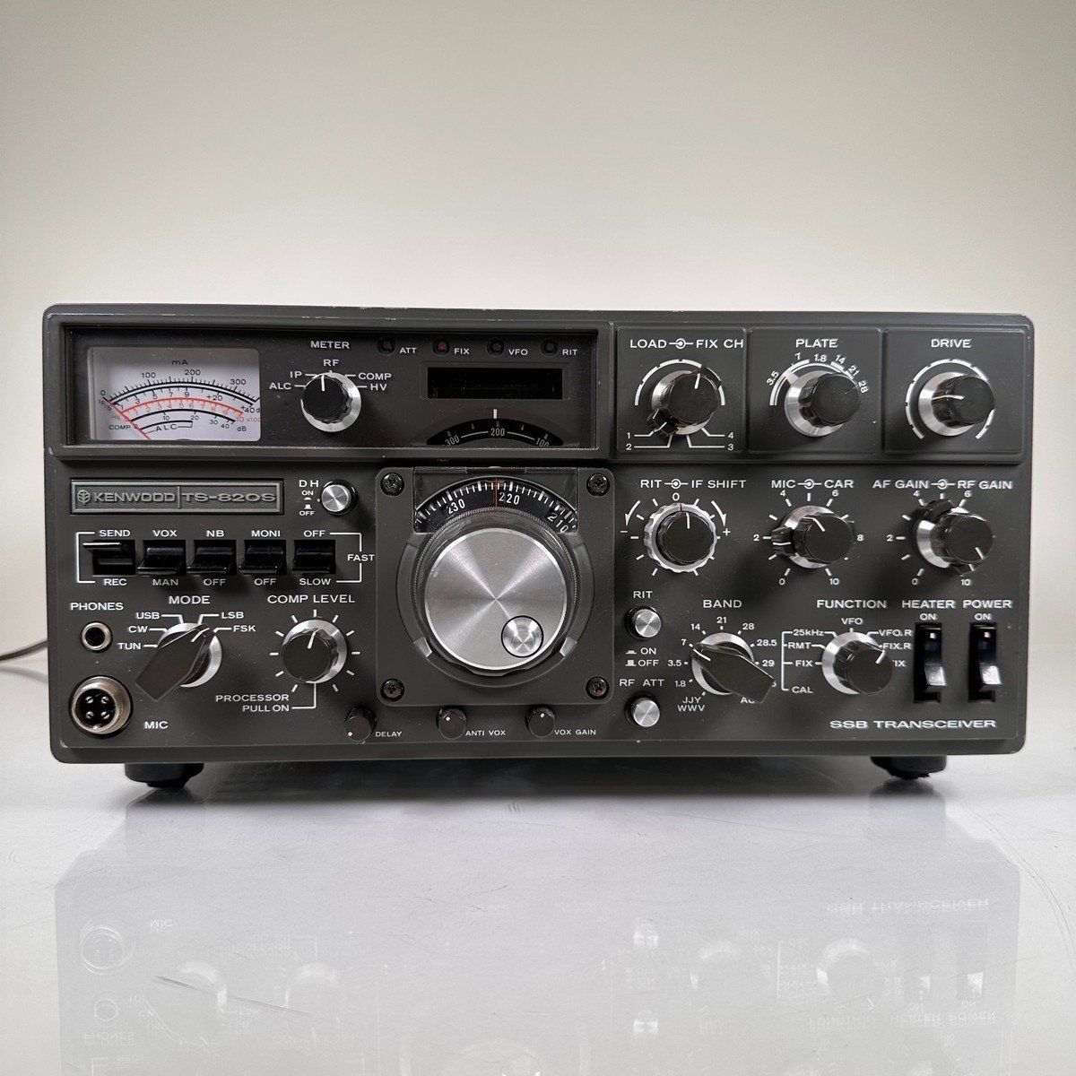 Kenwood Radiocomunicazione: Kenwood TS-820S SSB-Transceiver mit SP-820 – Usato da Meilen venduto da HB9BTE 1