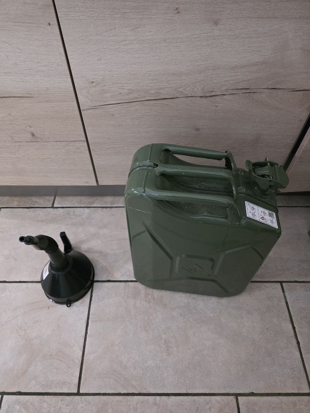 Taniche per benzina: Jerrycan 20L – Usato da Cointrin venduto da oli_bh8w 1