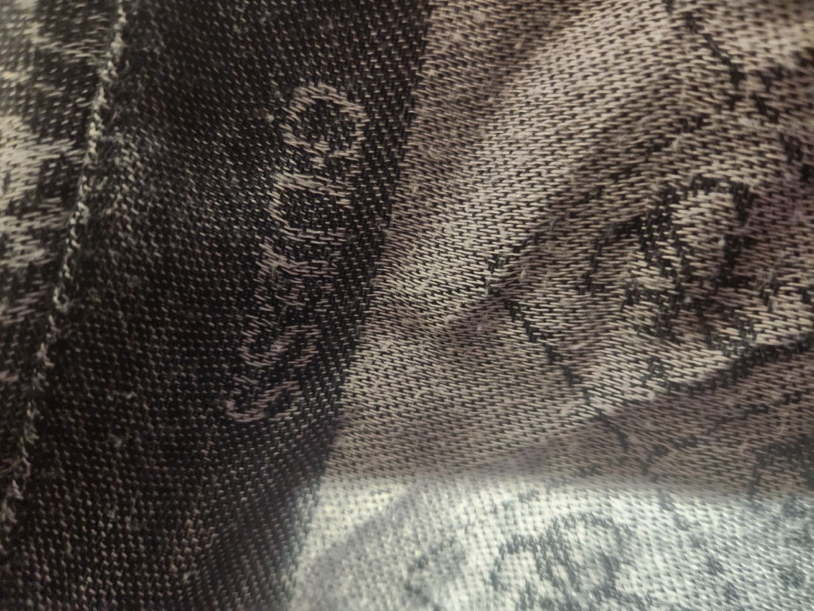 Foulards & écharpes: Écharpe noir gris imprimé Guess  – D'occasion à Niedergösgen par Eva2410 4