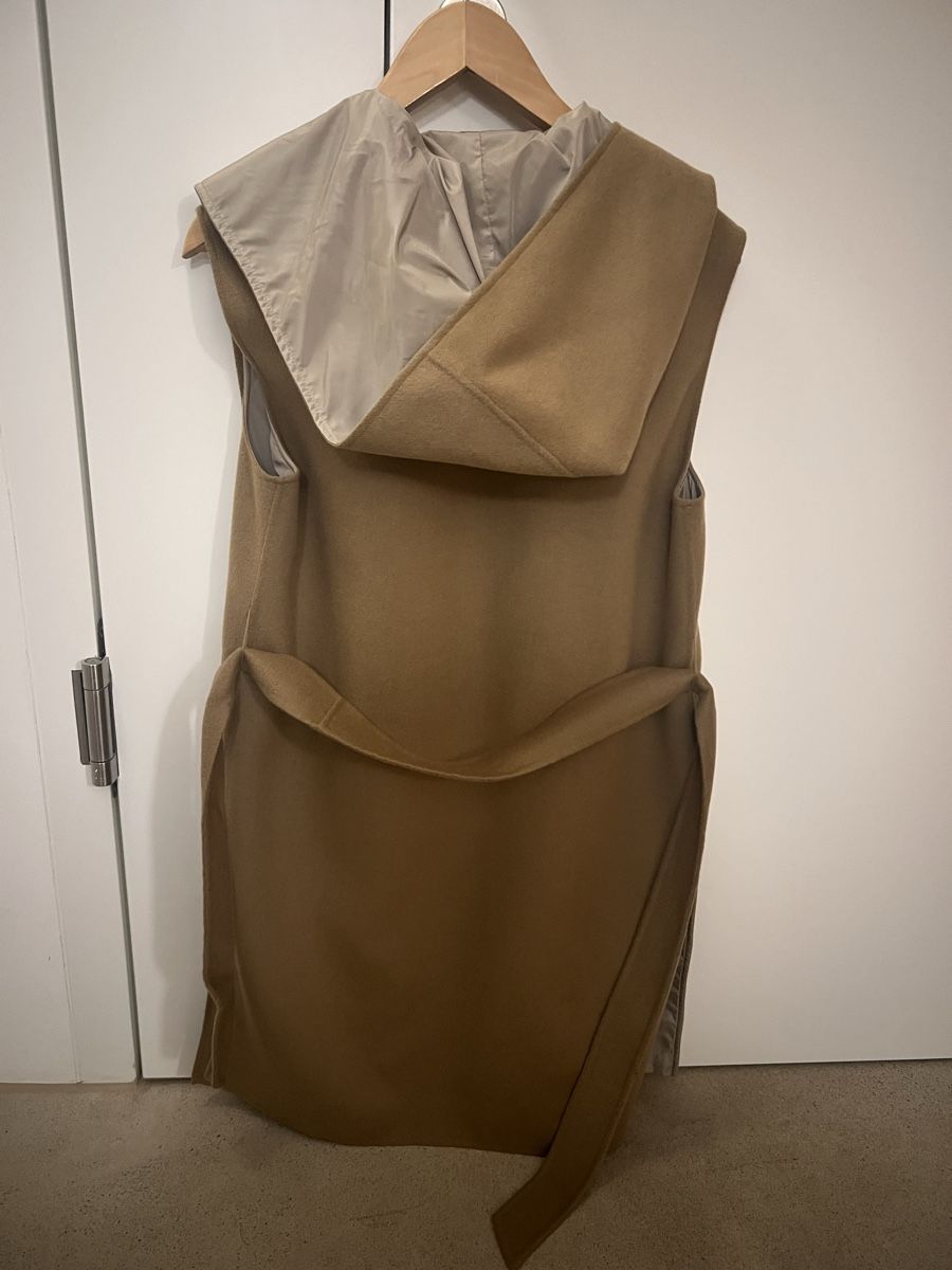 Max Mara Cappotti: WEEKEND MaxMara Ornati Weste Coat Camel Gr 34 – Nuovo (secondo la descrizione) da Ebmatingen venduto da dartim 2