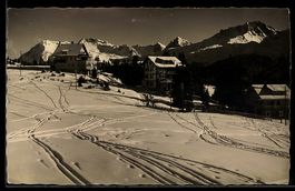 AK Arosa, Hotels und verschneite Wiese mit Skispuren und Ber