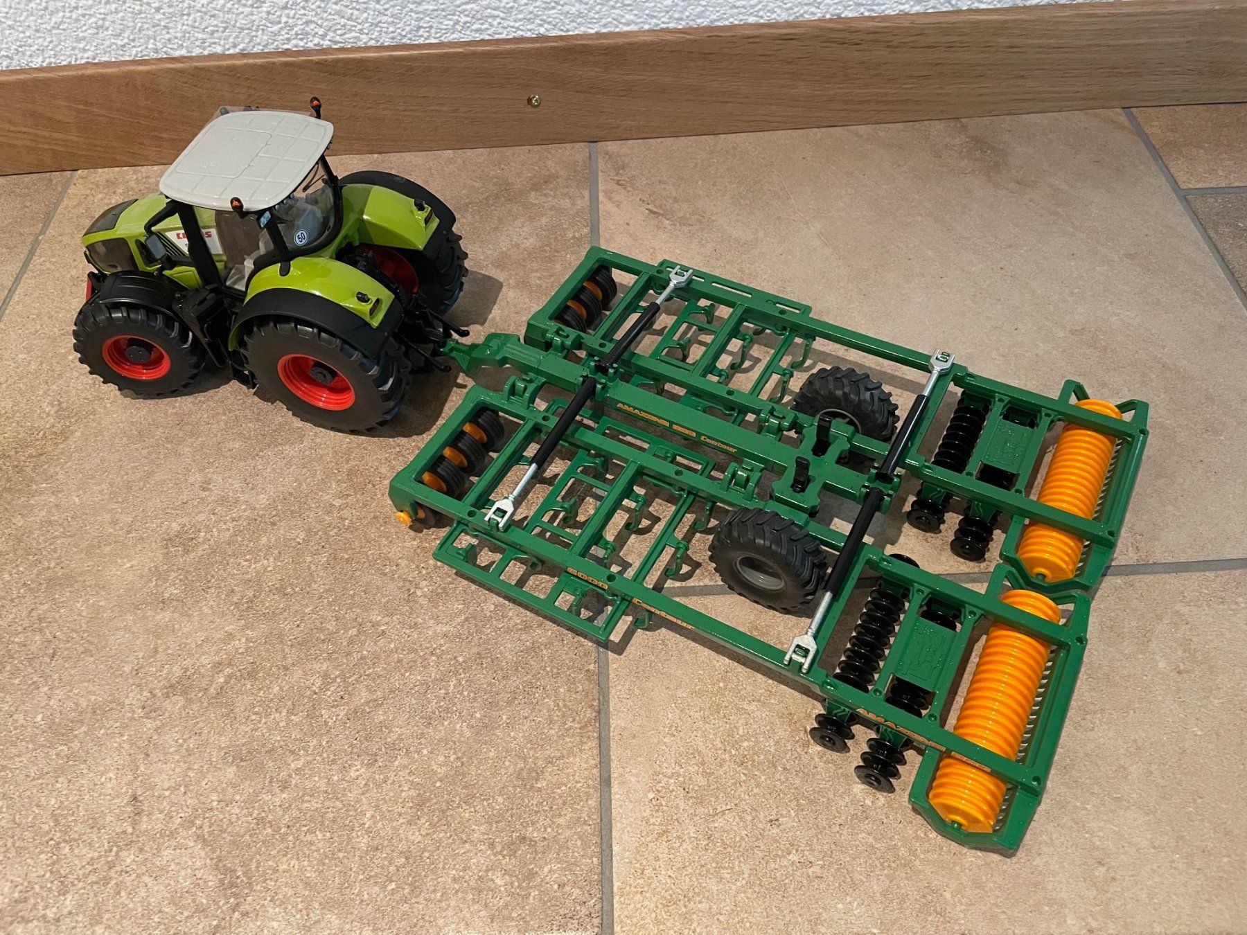 Claas Trattori: SIKU Claas Axion 950 mit Amazone – Nuovo e nell'imballaggio originale da Kreuzlingen venduto da Stefan1150 2