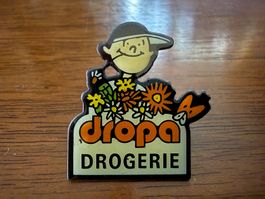 Anstecknadel Dropa Drogerie Motiv gebraucht Zustand
