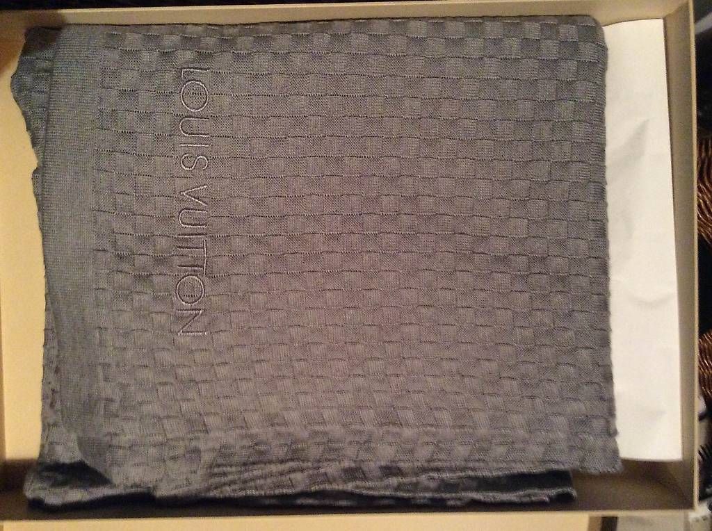 Louis Vuitton Sciarpe: Écharpe Louis Vuitton – Nuovo e nell'imballaggio originale da Bouveret venduto da seb_rjx8 2