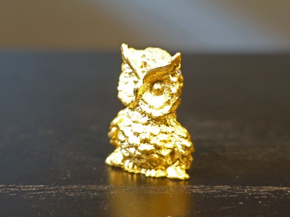 Statuette: Kleine, goldige Eule aus Metall – Usato da Russikon venduto da Eulenfeder 1