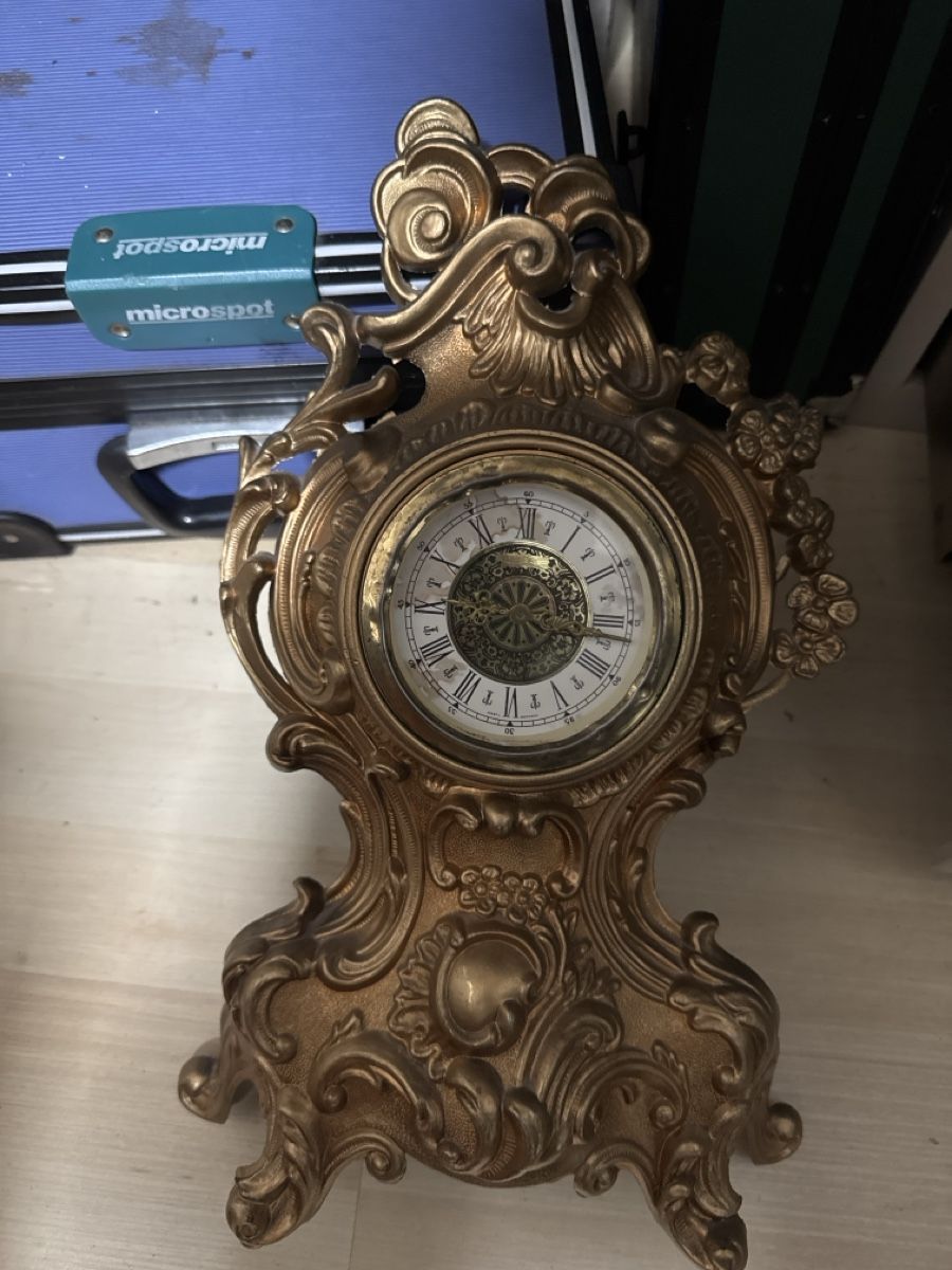 Orologi da terra & Orologi da parete: Pendule de table style baroque métal doré état usagé – Difettoso da La Chaux-de-Fonds venduto da lida2005