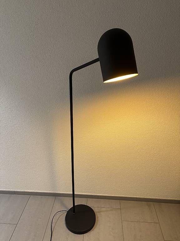 Lampen: Moderne schwarze Stehlampe – Gebraucht aus Schleinikon von vik_8v2w