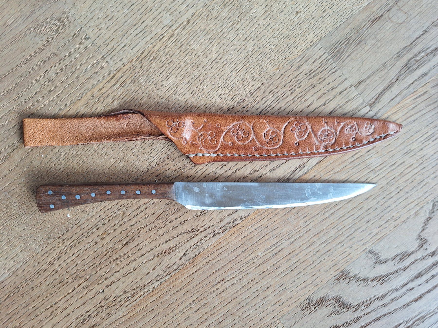 Posate: Handangefertigtes Messer mit Lederscheide – Usato da Walliswil b.Wangen venduto da quirlat