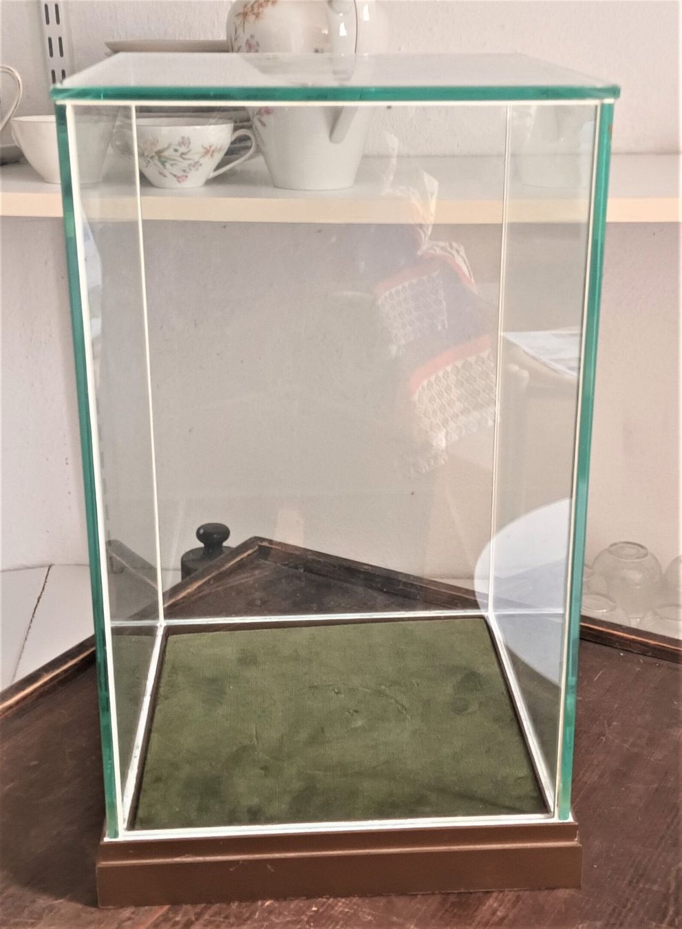 Vitrines: Glasvitrine mit Glockenabdeckung, Sockel Messing.QUATRADISCH – D'occasion à Vaduz par Bergtiger