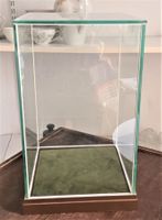Glasvitrine mit Glockenabdeckung, Sockel Messing.QUATRADISCH