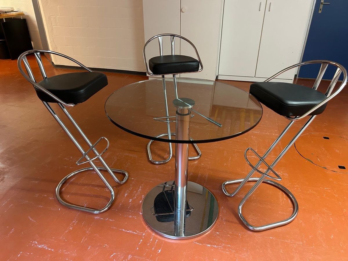Set di tavolo e panche: Bartisch plus drei Barhocker – Usato da Winterthur venduto da kathi_1337 1