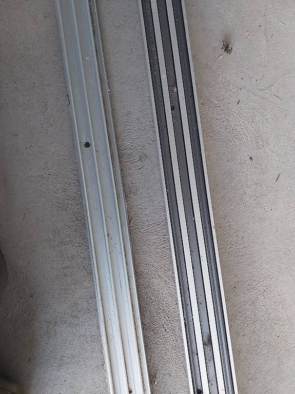 Wandhalterungen: Decken- und Bodenschiene zu Glasschiebewand – Gebraucht aus Hochdorf von Wegggli