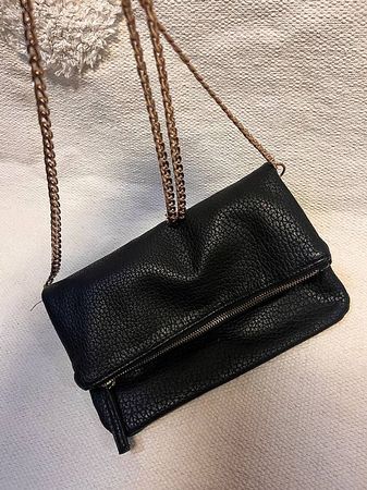 Schwarze Clutch mit goldener Kette 