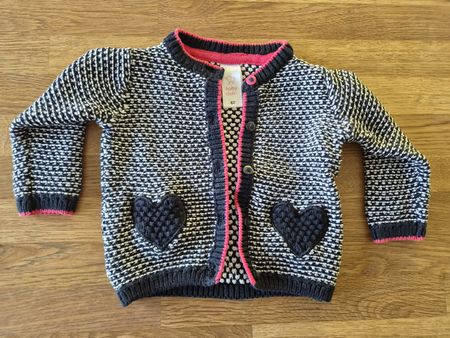 C&A Strickjacke mit Herzen Gr. 62, schwarz-weiss-rot