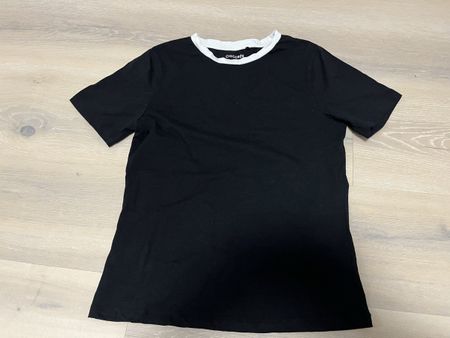 T-Shirt schwarz mit weissem Kragen S neu