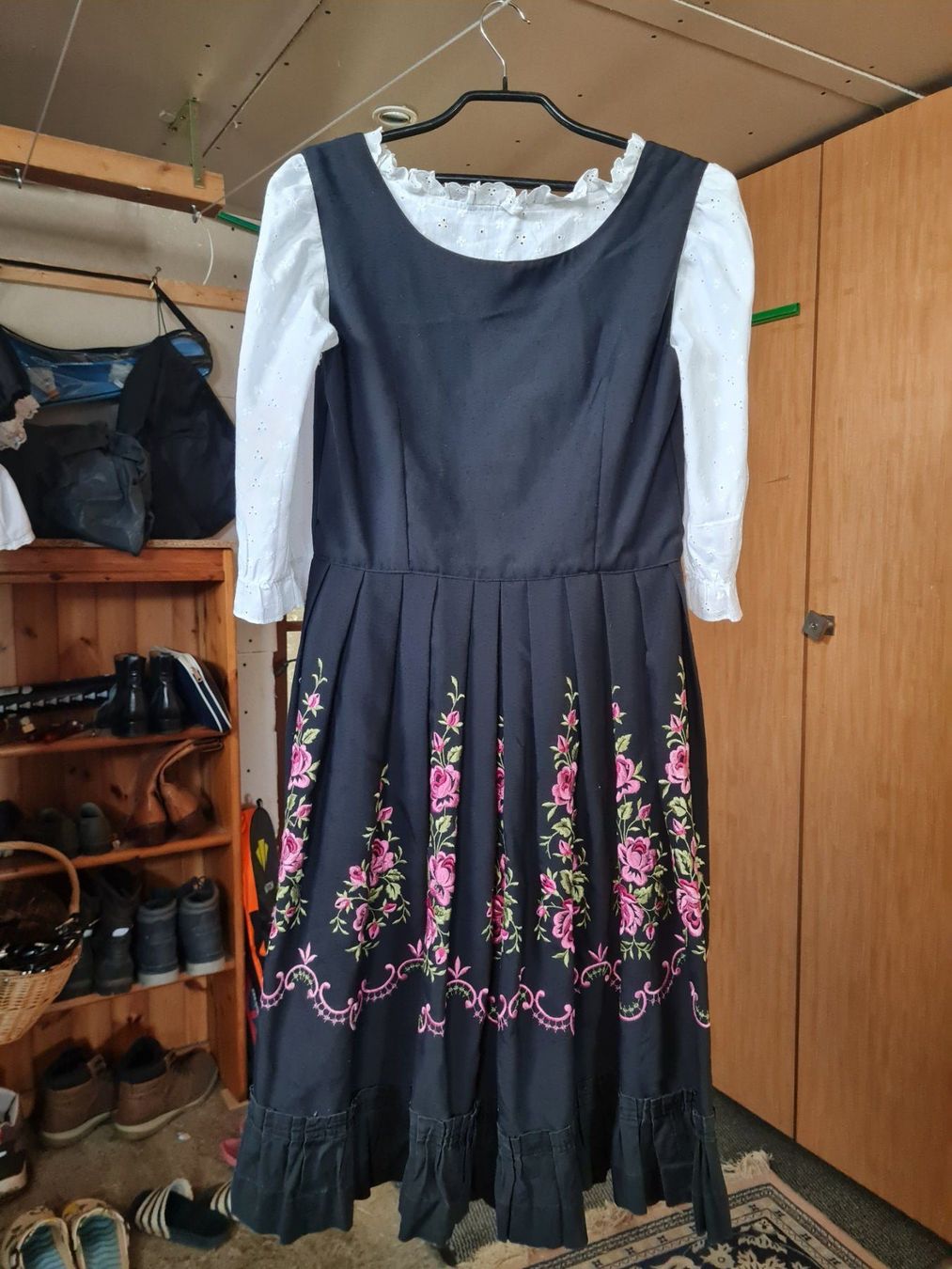 Kleider: Dirndl Kleid , Grösse M – Gebraucht aus Coeuve von Nelly2 1