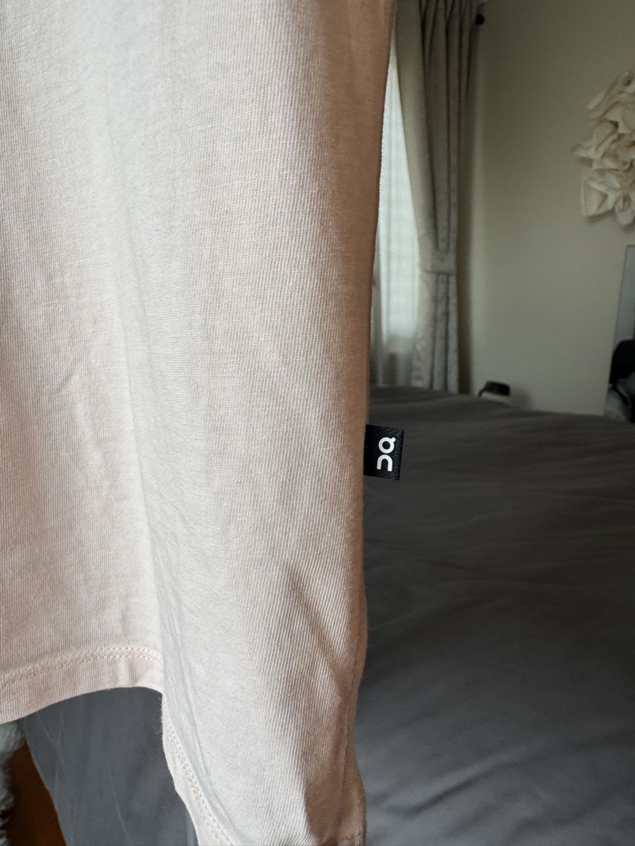 On T-shirt: On T-shirt Grösse S – Nuovo (secondo la descrizione) da Küsnacht ZH venduto da pup_culture 2