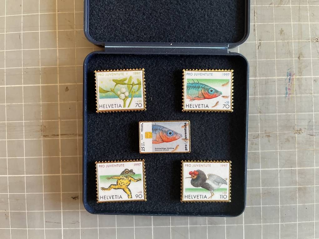 Placchette & Badge: Pro Juventute Briefmarken Pin – Usato da Bättwil venduto da hummn
