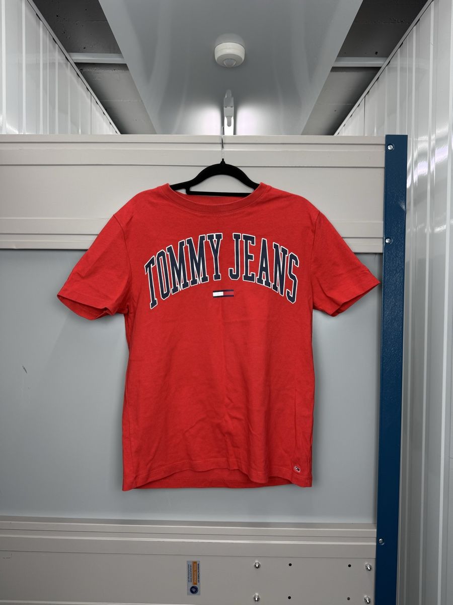 Tommy Hilfiger T-shirts: Tommy Hilfiger jeans tee – D'occasion à Lausanne par Unehistoiredesapes