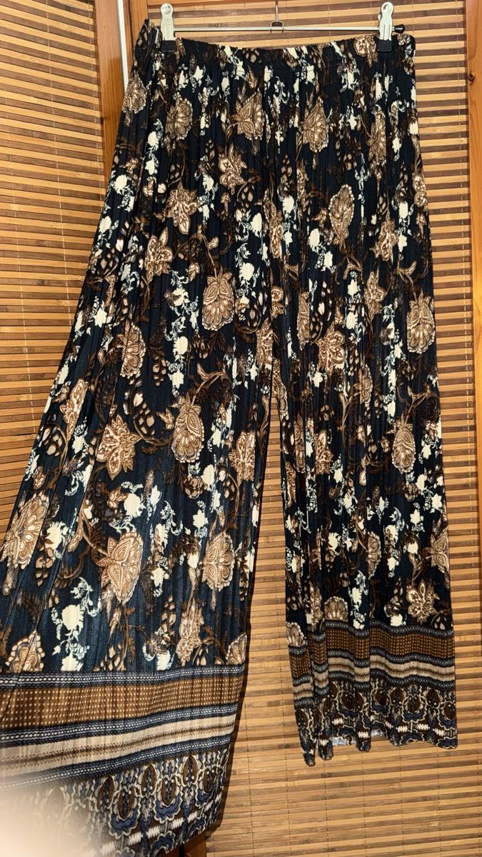 Hosen: Weite 3/4 Sommerhose, 40 – Gebraucht aus Gümligen von morticiaaddams